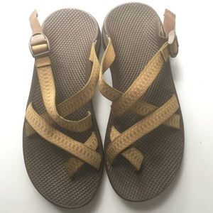 Men’s size 10.5 brown and green Chaco sandals